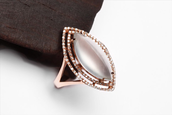 为什么给翡翠戒指镶嵌钻石、贵金属？