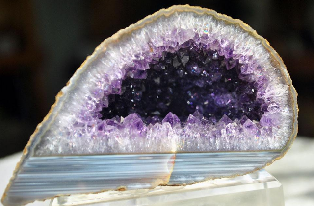 紫水晶洞怎样摆设才能发挥作用？教你方法！