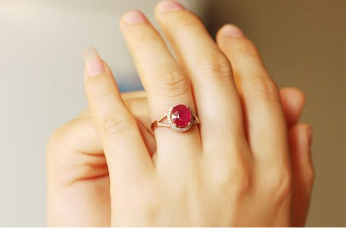 我们在购买红宝石时，如何鉴别真假红宝石戒指呢？