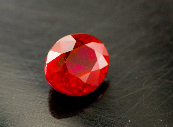 红宝石是妖娆多姿的美丽，燃起人们的希望之火！