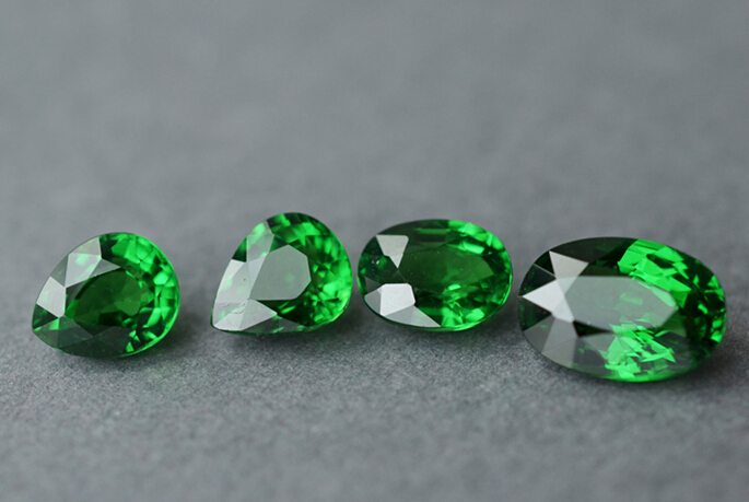 铬碧玺、祖母绿和沙弗莱石 如何区分这三种绿色宝石？