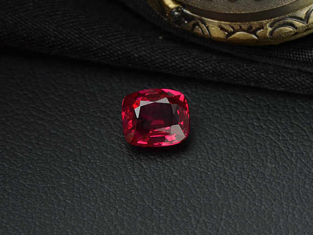 红宝石炙热的红色使人们总把它和热情、爱情联系在一起
