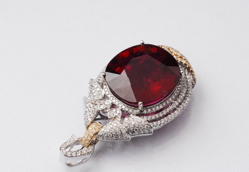 红宝石以其瑰丽、清澈、华丽的风姿，被喻为“爱情之石”