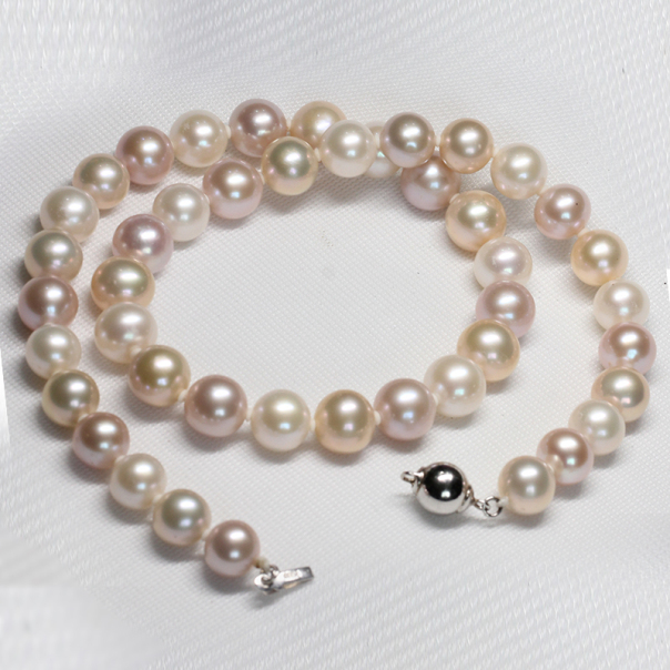 珍珠的保养 珍珠手链佩戴后应放回首饰盒保存