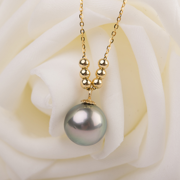 珍珠是传统的珠宝，也是时尚的首饰