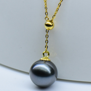 天然的黑珍珠的颜色并非纯黑的
