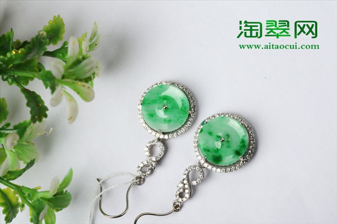 中国玉石文化的产物——翡翠耳钉