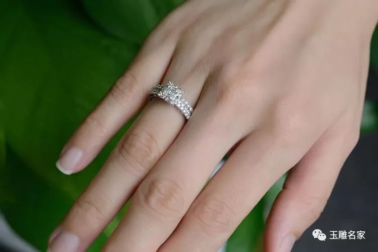 钻石戒指的款式一定要选一克拉以上的吗？如何挑选钻戒？