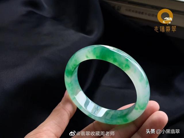 冰飘花翡翠手镯是啥档次,这个飘花手镯品质怎么样？2万购买值得吗？