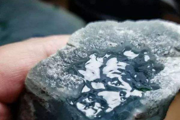 玻璃种翡翠原石有着什么样的特征 玻璃翡翠原石是怎么样的-最新[玻璃种翡翠原石有着什么样的特征 玻璃翡翠原石是怎么样的]知识解答