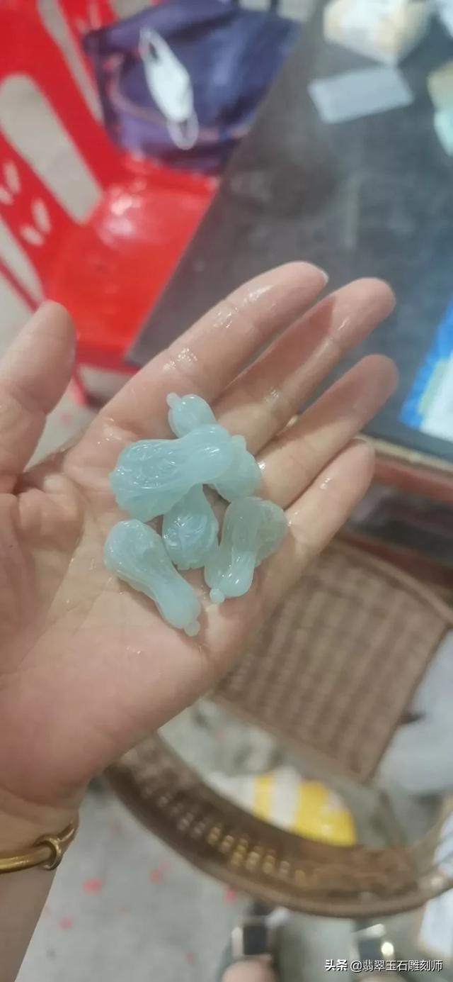 翡翠种水等级划分,有没有懂玉的，这个叶子达到玻璃种了吗？