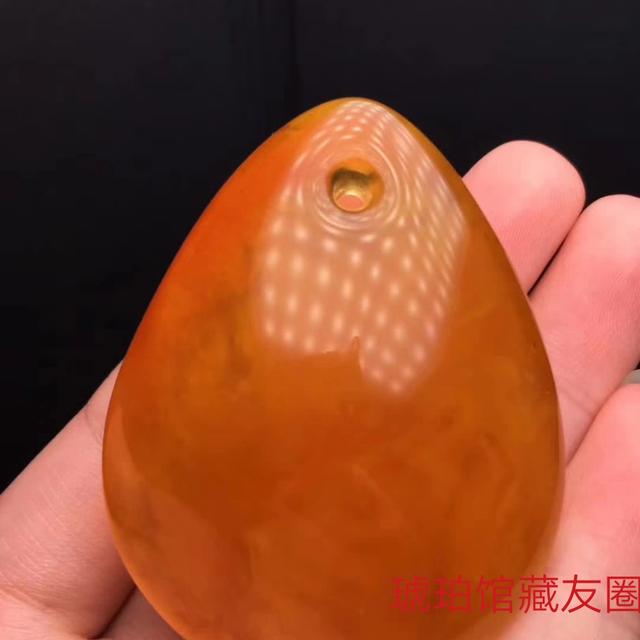 蜜蜡吊坠,女性带什么样的蜜蜡吊坠好？