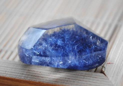 蓝线石和蓝发晶是一个品种吗