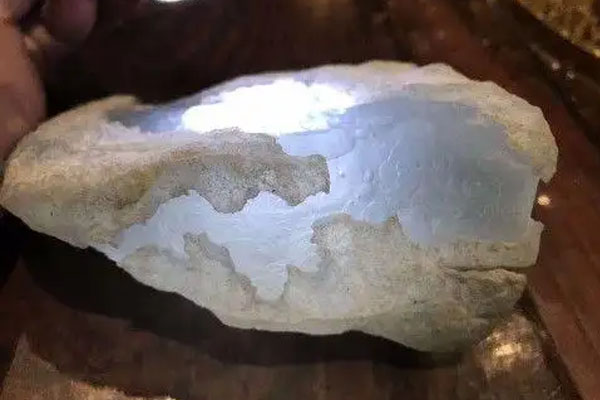 如何确定石头是玉石 半透明带纤维状的石头是玉石吗