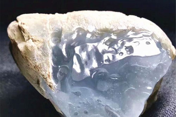 玻璃种翡翠原石有着什么样的特征 玻璃翡翠原石是怎么样的