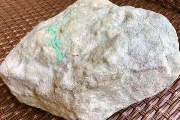 白沙皮翡翠原石有什么特点 翡翠白沙皮原石种老怎么看