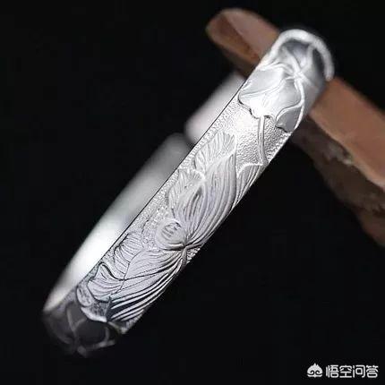 女士黄金手镯什么款式好,送女生银手镯买什么样的好？