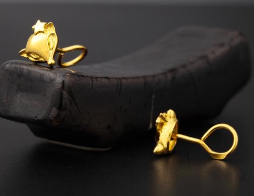 为什么黄金首饰容易氧化变黑？佩戴黄金耳钉的益处是什么？