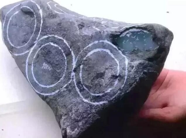 为什么翡翠原石上总是画着一些大小不等的圆圈?这些圆圈有什么讲究？