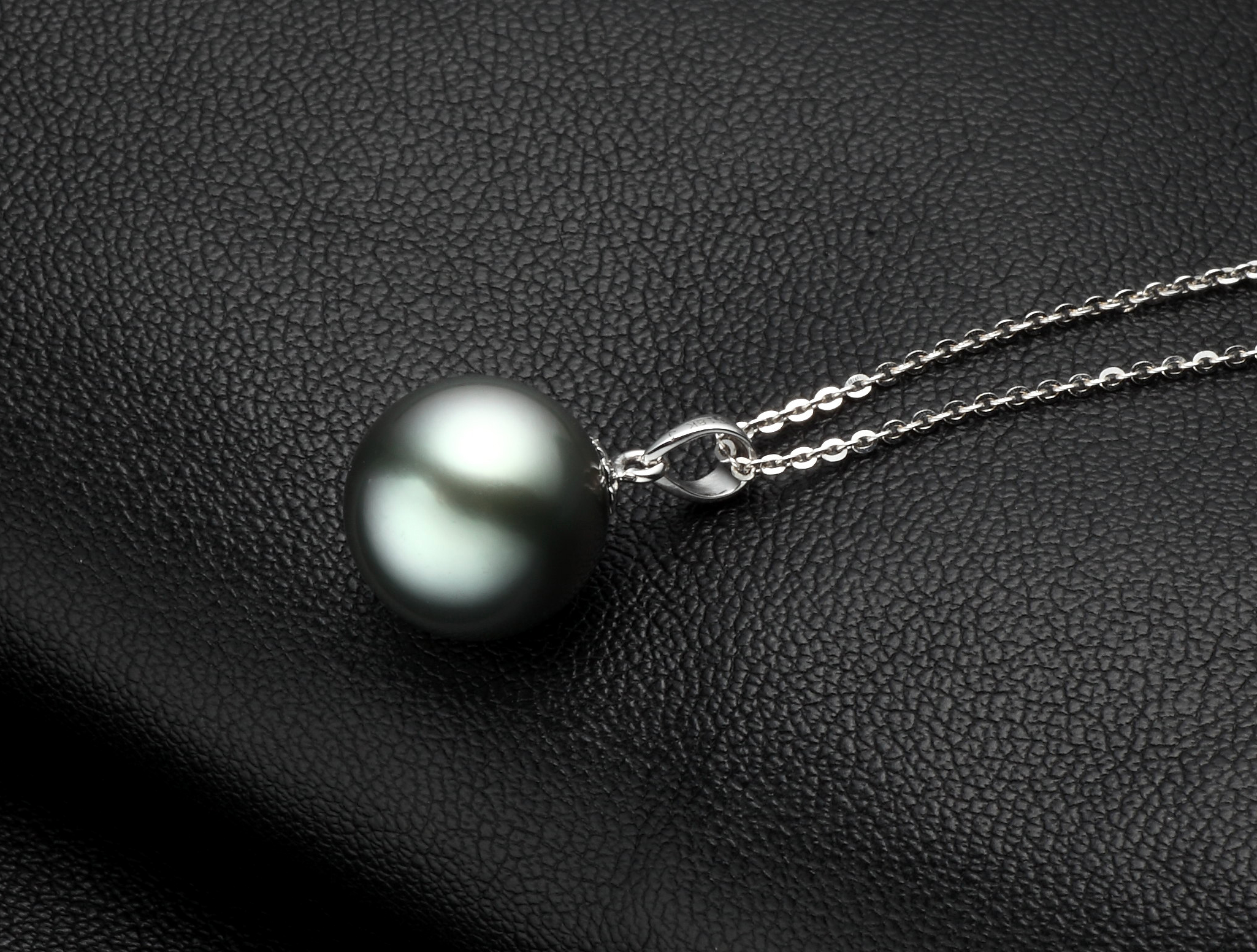 如何鉴别天然黑珍珠和人工黑珍珠？