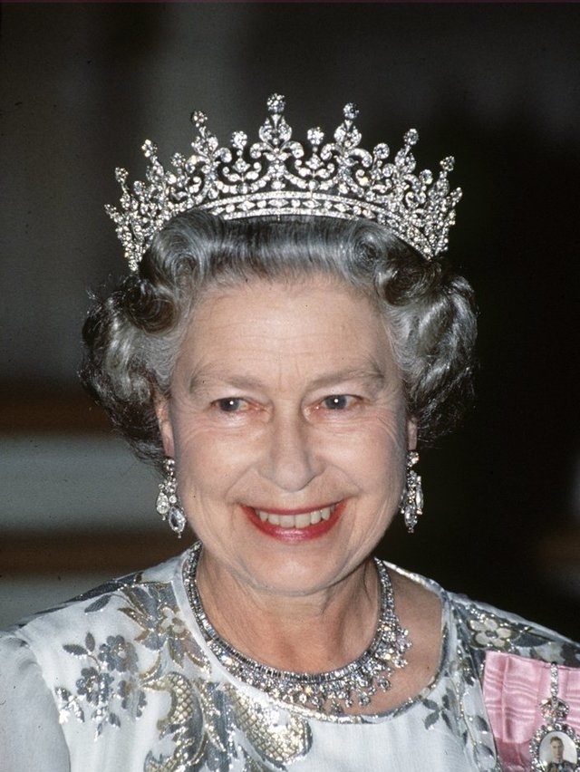 英国皇室的女人就是靠蓝宝石这样的珠宝美出新高度的