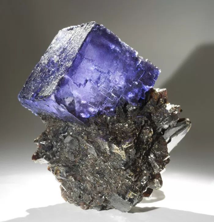 紫萤石的作用,紫萤石有哪些功效与作用呢
