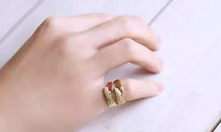 求婚的戒指在哪个手指上