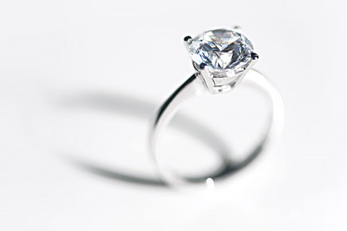 戒指钻石怎么分辨真假