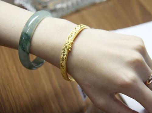 黄金手镯和黄金手链可以一起戴吗?容易磨花吗?
