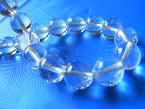 天然水晶石治疗法，水晶与人体七轮脉轮关系介绍