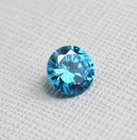 探寻真正的海蓝宝之谜：宝石还是水晶？