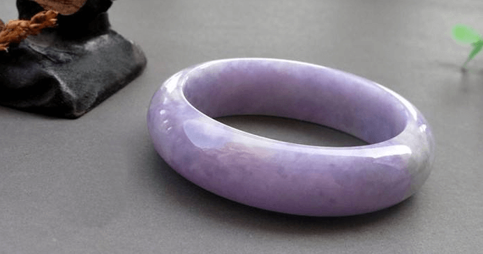 翡翠冰种戒面紫色冰种翡翠手镯价格很便宜吗？紫罗兰翡翠为什么会“见光死”?