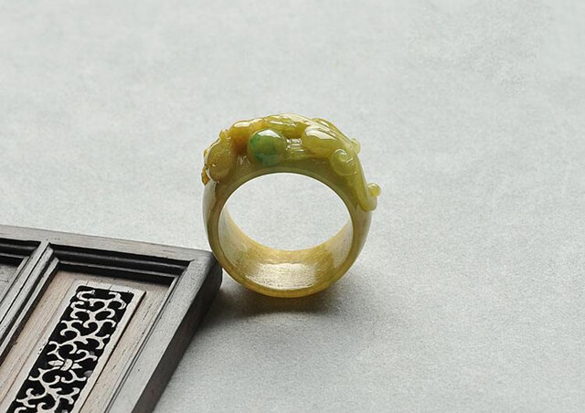 黄加绿翡翠戒指的价格为何这么高？美丽珍贵就是答案！