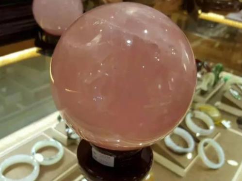 两万元的紫罗兰翡翠手镯超强治愈系的粉水晶，具体有什么功效？