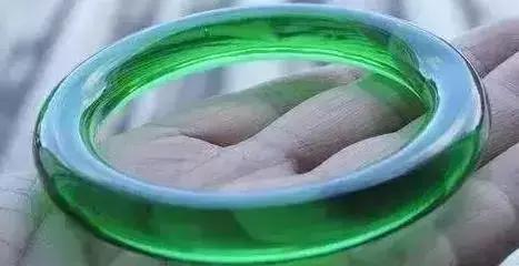 翡翠手镯透粉好吗玻璃种帝王绿翡翠价格一般多少钱？