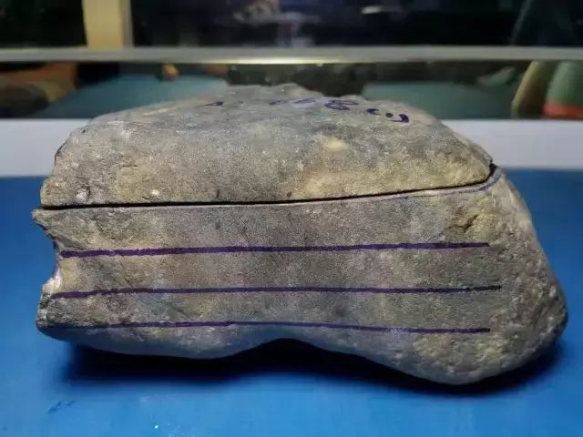 小万拿下莫西沙翡翠原石，一刀切出罕见的三彩翡翠，成品让人着迷