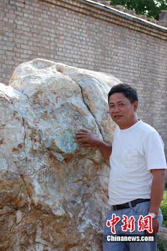 新疆伊犁挖出约12吨重巨型岫玉(图)