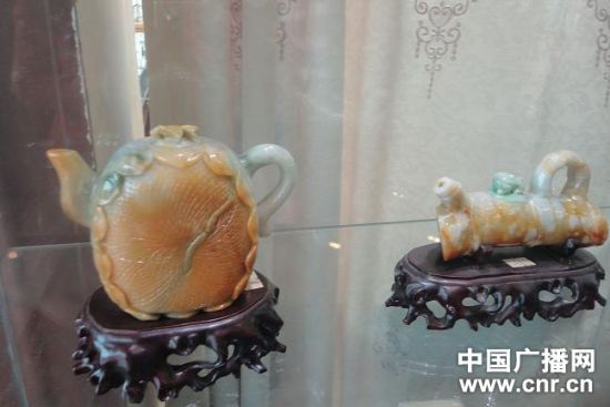 翡翠吊坠a货好不好台湾收藏家陈锦元推出全球第一套翡翠壶展览  第3张