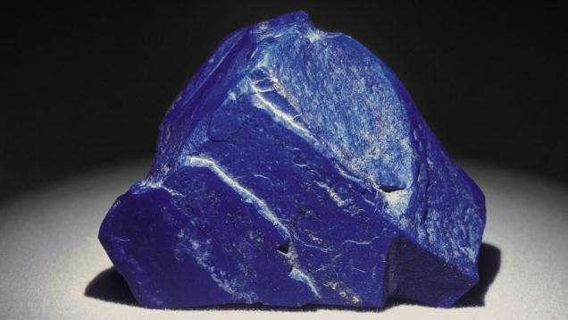 如何选择一个好的翡翠原石犹如蓝天一样的的青金石，它也是人类最早开采的宝石之一