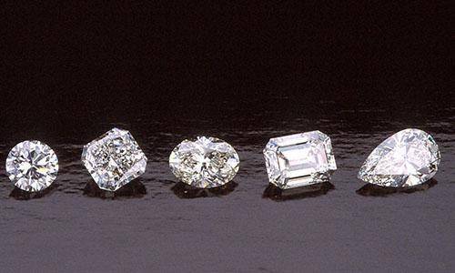 钻石一文不值?戴比尔斯掌控九成钻石市场