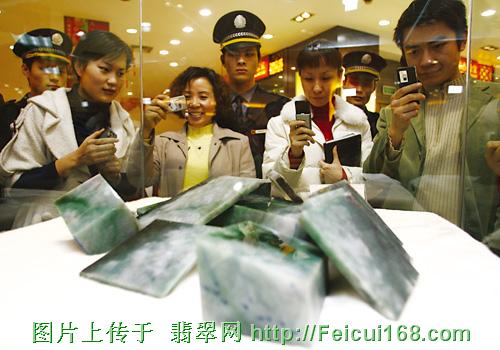 翡翠手镯浸蜡要多久13块缅甸翡翠原石来渝展出 价值逾千万元（图）
