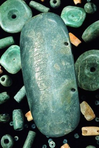 翡翠和玉那个贵1300年前神秘玛雅古墓发现翡翠胸饰 包含着“Yaxha”的字样