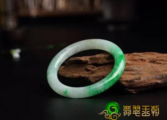 1000多的翡翠镯子好么 翡翠手镯价格差别大到底是为何