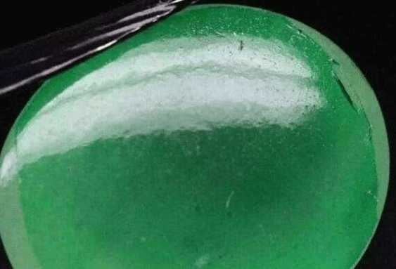 翡翠淡春牌子表面镀绿色膜的翡翠称为什么？它与天然翡翠的鉴别就看这几点！
