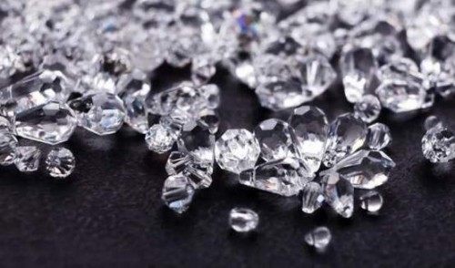老坑玻璃种翡翠特点钻石行业缓慢复苏，珠宝消费倾向线上交易模式