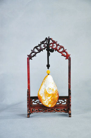 这个缅甸翡翠玉手镯价格大约在多少苏州玉雕大师南红玛瑙雕件揭盖头