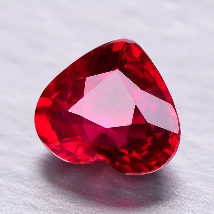 探秘最美的红色矿物——天价鸽血红宝石