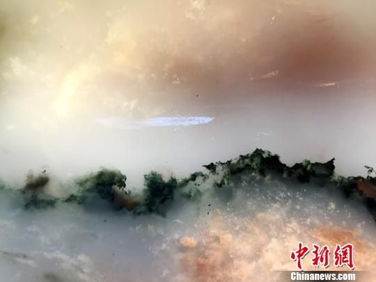 水滴翡翠吊坠寓意广西桂林现18吨重七彩鸡血玉估价逾3亿(图)  第3张