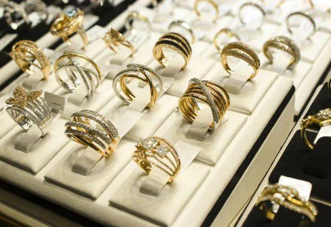 会卡翡翠原石有断口国内5月珠宝销售跌幅收窄