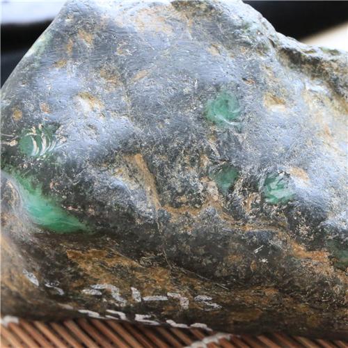 缅甸翡翠矿区封矿如何鉴定翡翠原石是真还是假？这些办法能否管用呢？